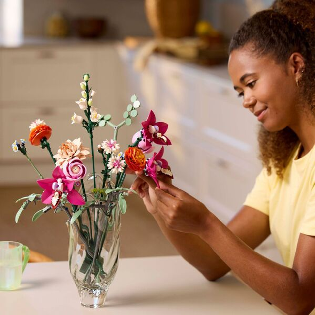 LEGO® Botanicals Schöner Rosafarbener Blumenstrauß 10342